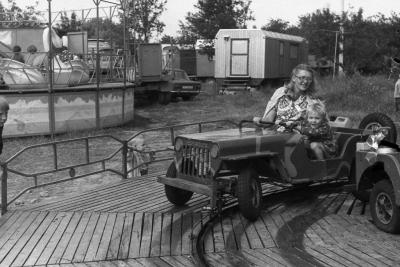 Прикрепленное изображение: Гагаринский парк. Аттракционы. 70-е 02 — копия.jpg